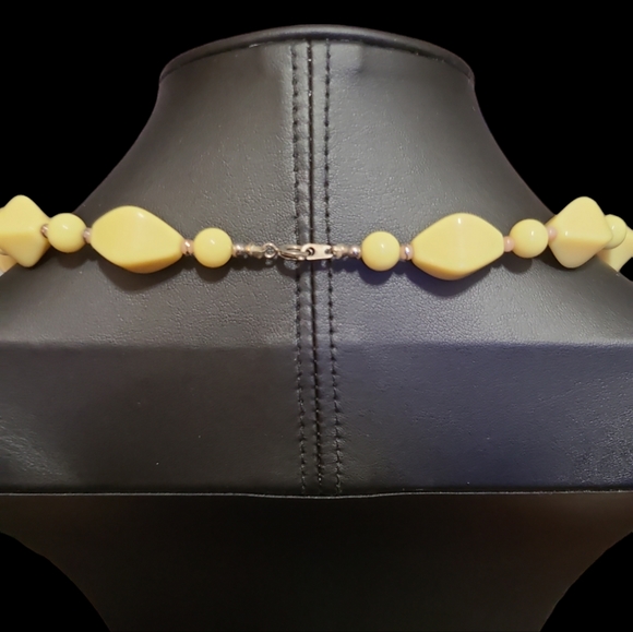 20" Set Vintage Yellow Beaded Necklace Lot 1 - Picture 2 of 2